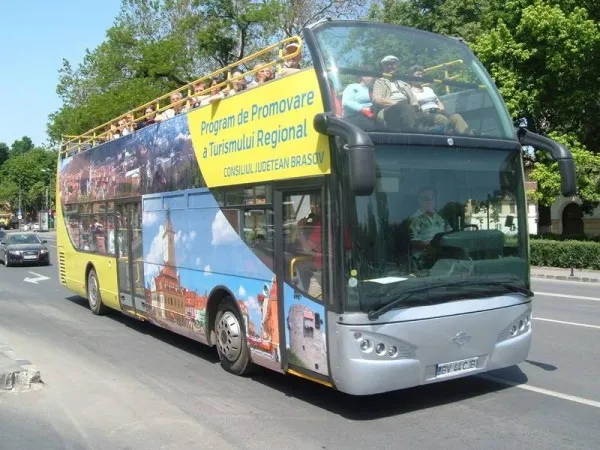 RATBV va prelua autobuzul etajat de la Consiliul Judeţean. Vehiculul nu va fi scos însă pe traseu prea repede 