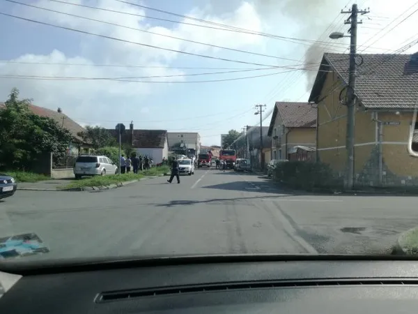 Flăcări pe acoperișul unei case din Bartolomeu