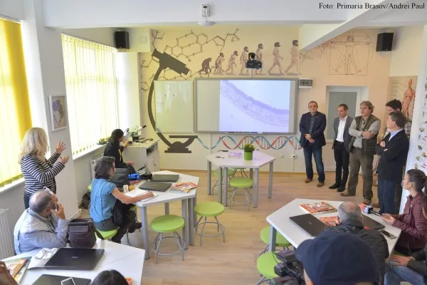 Microscop ca la Medicină, la Colegiul Naţional „Dr. Ioan Meşotă”