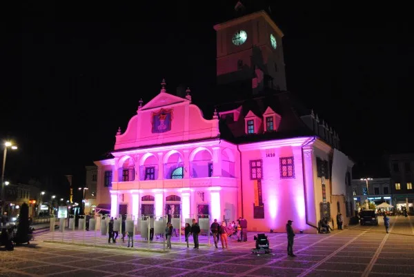 Mai multe primării din judeţ şi Casa Sfatului, luminate roz în 1 octombrie