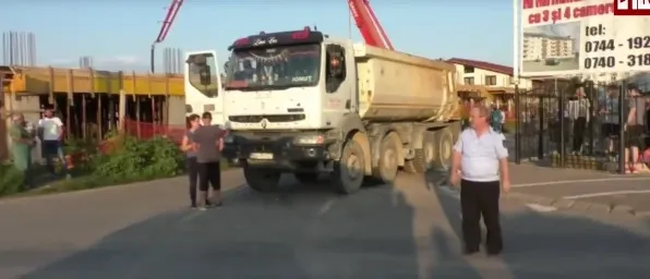 Şi-a găsit sfârşitul sub roţile unui camion
