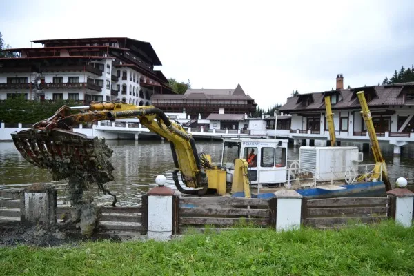„Recolta” din lacul de agrement din Poiana Braşov: caucicuri, vase de toaletă şi mult moloz