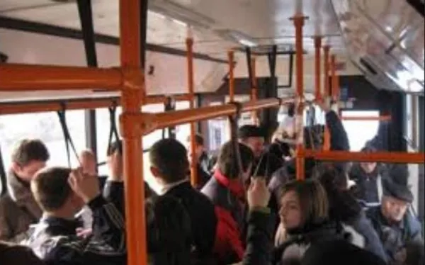 De luni, zece linii ale RATBV trec la „orarul de şcoală” şi vor trece mai des prin staţii