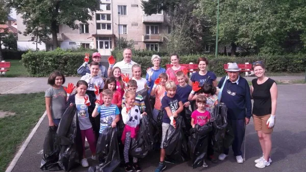 Locatarii unei asociaţii de proprietari din Braşov au curăţat zona „3 Alimentare”