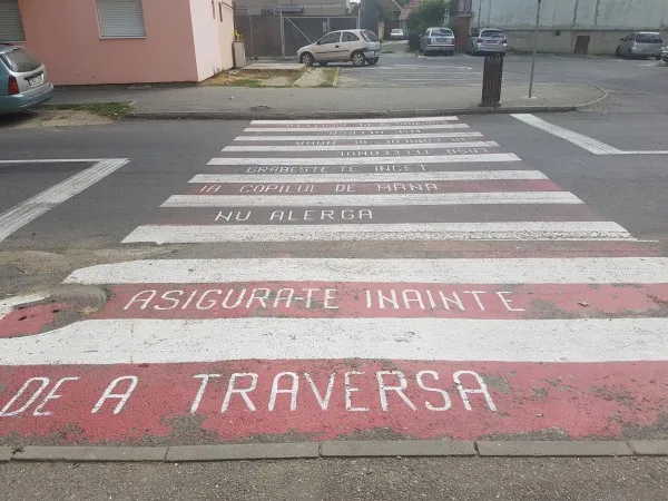 Mesaje pentru pietoni, pe trecerile de pietoni 