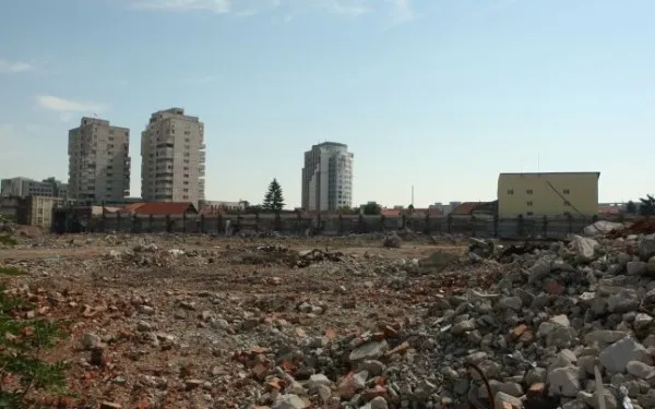 Mall-ul de pe platforma IUS nu se va mai construi. Teren de vânzare