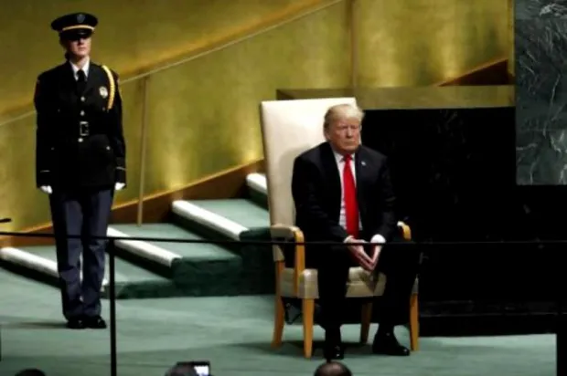 Donald Trump, escortat la ONU de o poliţistă... româncă