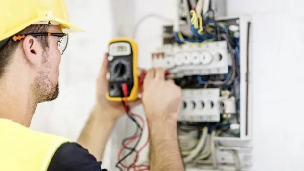 Un electrician ajunge să câştige peste 2.700 de lei la Braşov 