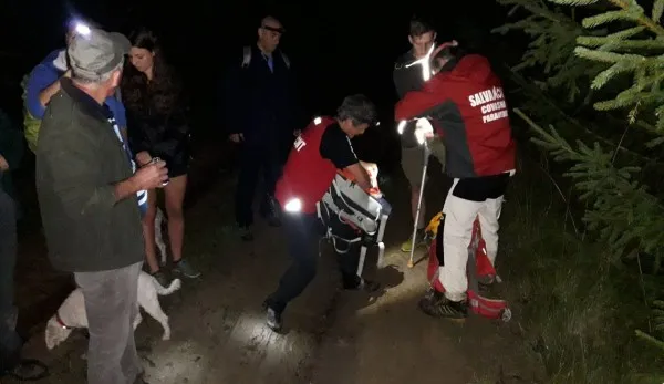 Răsturnaţi cu maşina şi rătăciţi în pădure