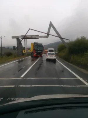 Femeie rănită pe DN 13, la ieşirea spre Mureş