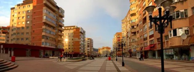 Oglinzi de apă şi insule verzi pe pietonalul din Valea Cetăţii