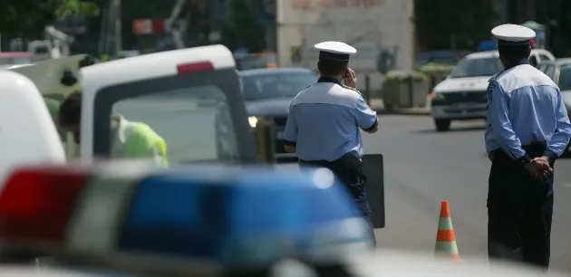 Circula cu maşina cu numere expirate de trei ani