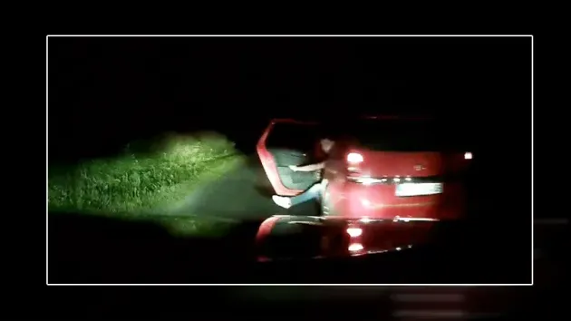 O noapte de coşmar: Mureșeni în drum spre mare, șicanați în trafic de tineri din Cața