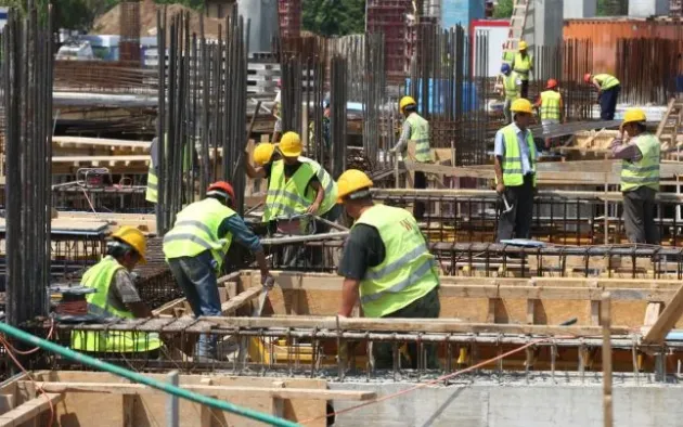Salariaţii din construcţii, la jumătate faţă de 2009