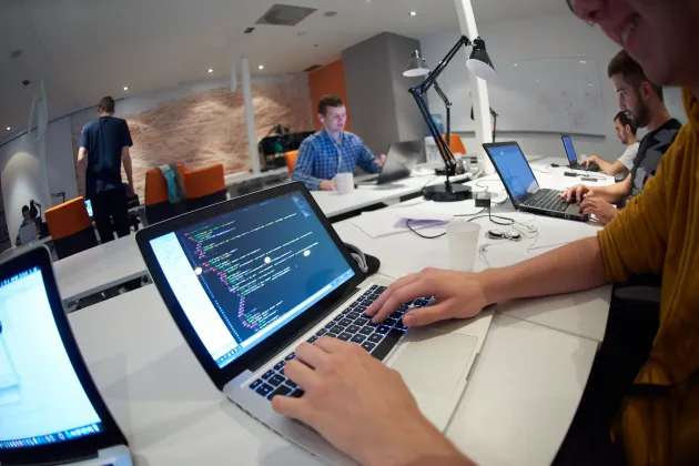 Un tester din sectorul IT&C poate câştiga până la 6.700 de lei 