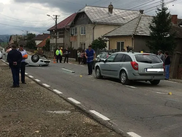 Trafic blocat pe DN 10 Braşov - Buzău: Accident cu trei maşini, una răsturnată pe şosea