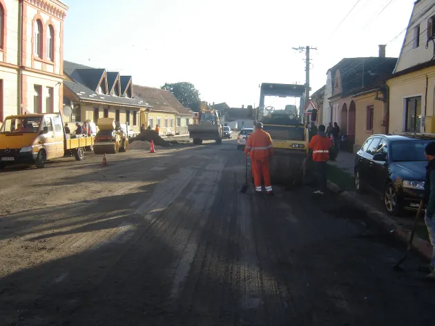 Au început lucrările pentru reabilitarea/asfaltarea şi modernizarea străzii Pieţii
