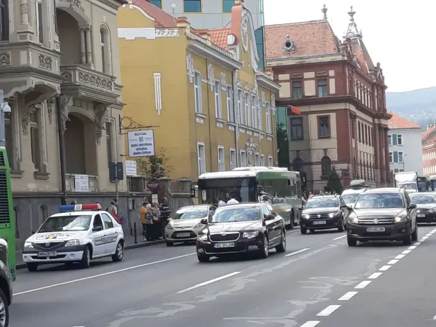 O tamponare uşoară între autobuz şi un autoturism, pe B-dul Eorilor, a dat peste cap traficul şi a creat panică