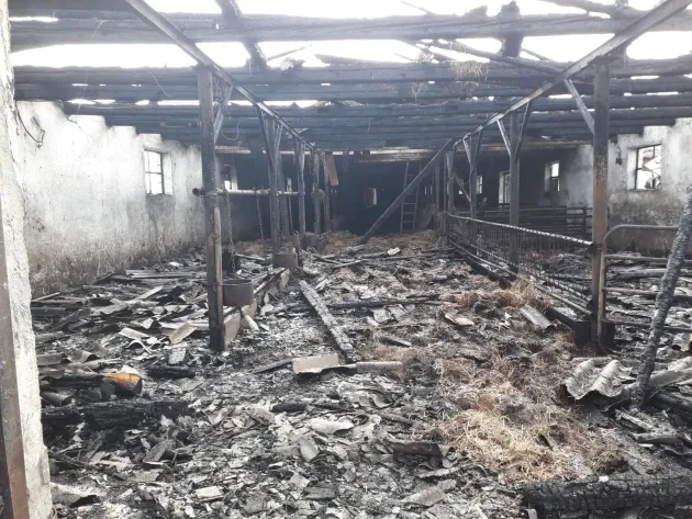 Două incendii în Ţara Făgăraşului. Într-unul din cazuri sunt bănuiţi „oameni cu ranchiună”