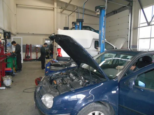 Un mecanic auto braşovean câştigă, în medie, 2.400 de lei pe lună 