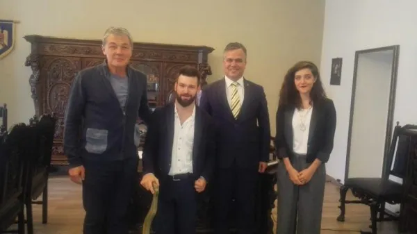„Coborâm la prima” sau povestea pe care o trăim în fiecare zi