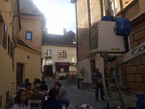 A început împodobirea Braşovului pentru sărbători