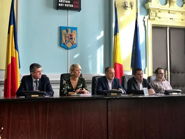 „Funcţionar orchestră” la Primăria Augustin