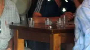 Şi-a atacat tovarăşul de pahar
