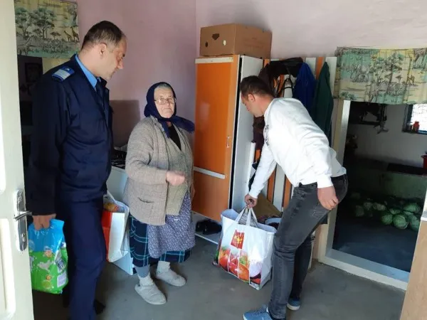 Au ajutat-o la inundaţii, s-au întors să-i pună parchetul