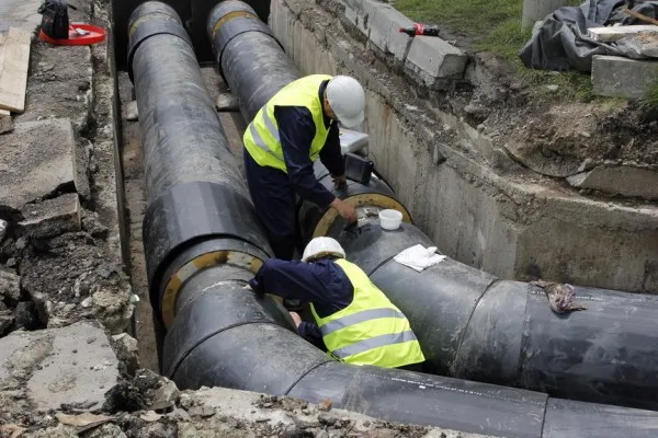 Lucrările pentru modernizarea reţelei de termoficare din cartierul Tractorul trebuie făcute „pe repede înainte”