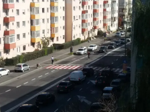 A lovit un bătrân pe trecere, l-a dus la spital și apoi s-a făcut nevăzut