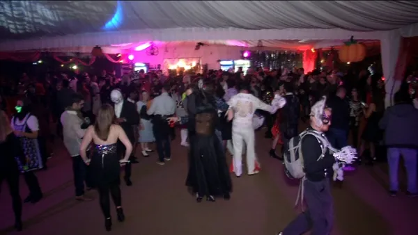 „Sunt demon, deci, da, am murit”. Fiinţe din alte lumi au petrecut Halloween-ul la Bran