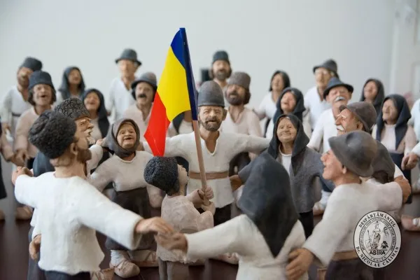 100 de figurine, în horă