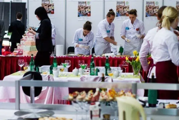 Deşi angajatorii din HoReCa se plâng că nu au angajaţi, nimeni nu dă salarii mai mari 