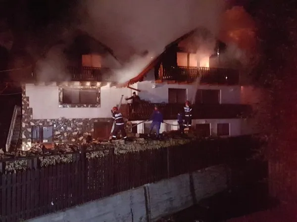 Casă în flăcări la Moieciu