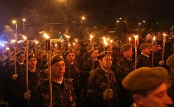 Spectacol pe străzile Braşovului, azi, de Ziua Armatei 