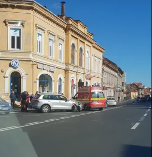 Băut sau sub influenţa substanţelor psihoactive, a lovit trei maşini şi a fugit
