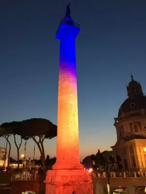 Moment istoric: Columna lui Traian iluminată în culorile României