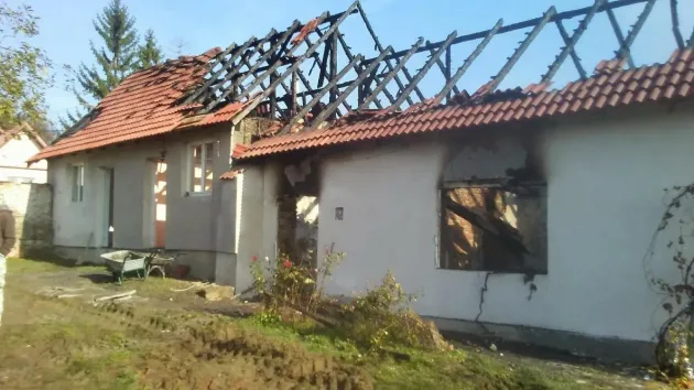 Casă arsă din temelii, familie rămasă pe drumuri