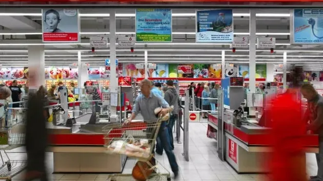 O bătrână îl caută pe cel care i-a plătit cumpărăturile