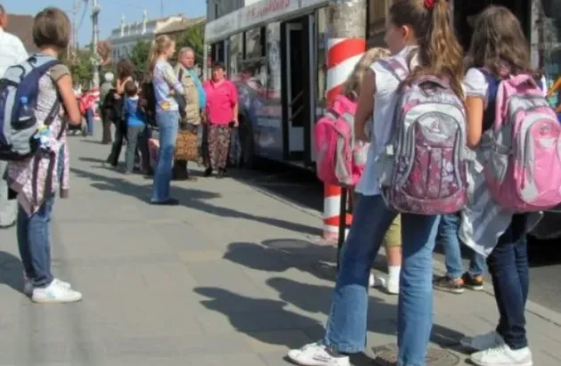 Doar elevii fără absenţe primesc abonamente gratuite pe liniile RATBV