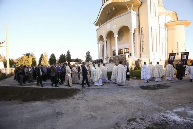 Prima biserică ridicată după comunism a fost sfinţită