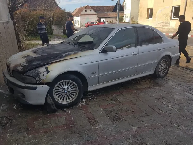 O maşină a luat foc la Săcele. Proprietarul ieşise din ea de câteva minute