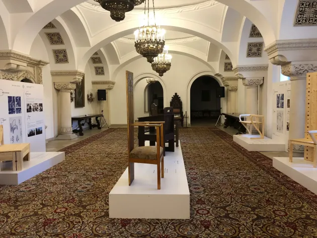 Expoziţie de design de mobilier inspirat de stilul Regina Maria, creat la Braşov, la Muzeul Naţional Cotroceni 
