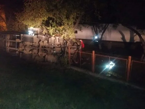 Accident cu două TIR-uri și o persoană încarcerată pe DN 13, la Stupini