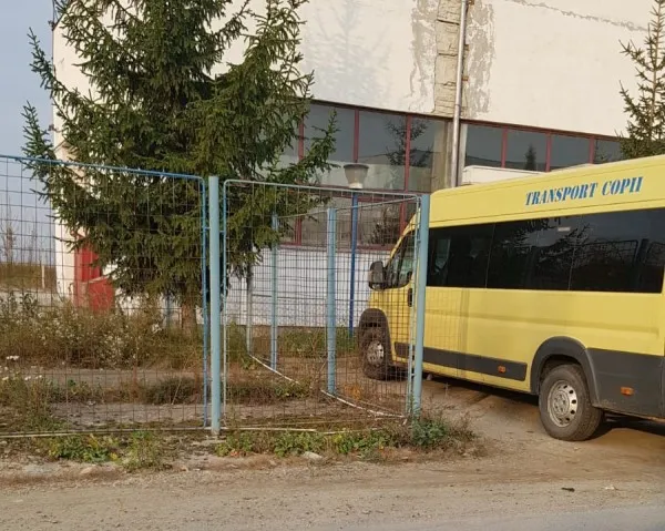 Cu elevii în microbuz, după ce consumase băuturi alcoolice. Nu era nici ora 8 dimineaţa