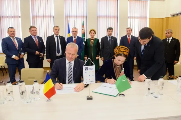 Schimburi de experienţă şi stagii în Turkmenistan pentru profesorii şi studenţii de la Braşov