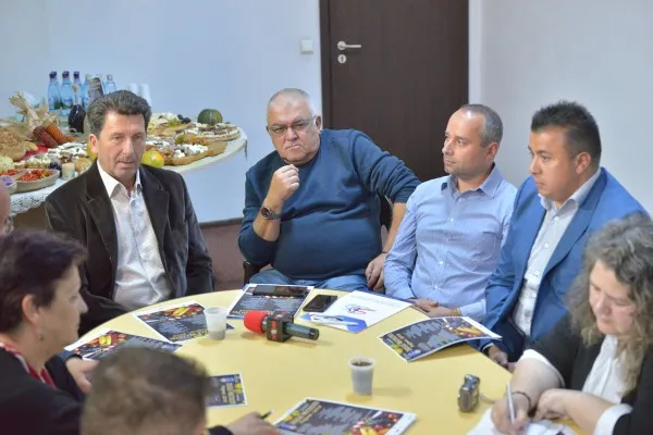 Fermierii prejmereni încearcă să „îi scoată” din supermarket pe braşoveni