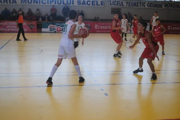 Baschetbaliştii U13 de la ACS Transilvania au jucat „acasă” a patra etapă din Campionatul Naţional