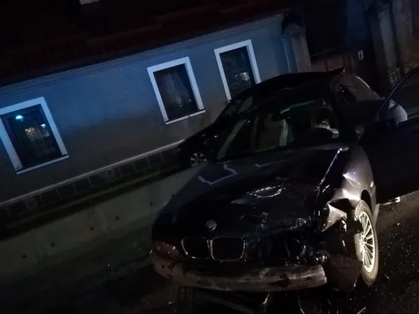 A intrat direct în doi tineri aflați pe trotuar